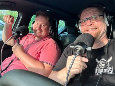 Fettige Freunde - Nick Stieglitz und Patrick Franken bei der Podcast Aufnahme am 17.08.2023 im Auto